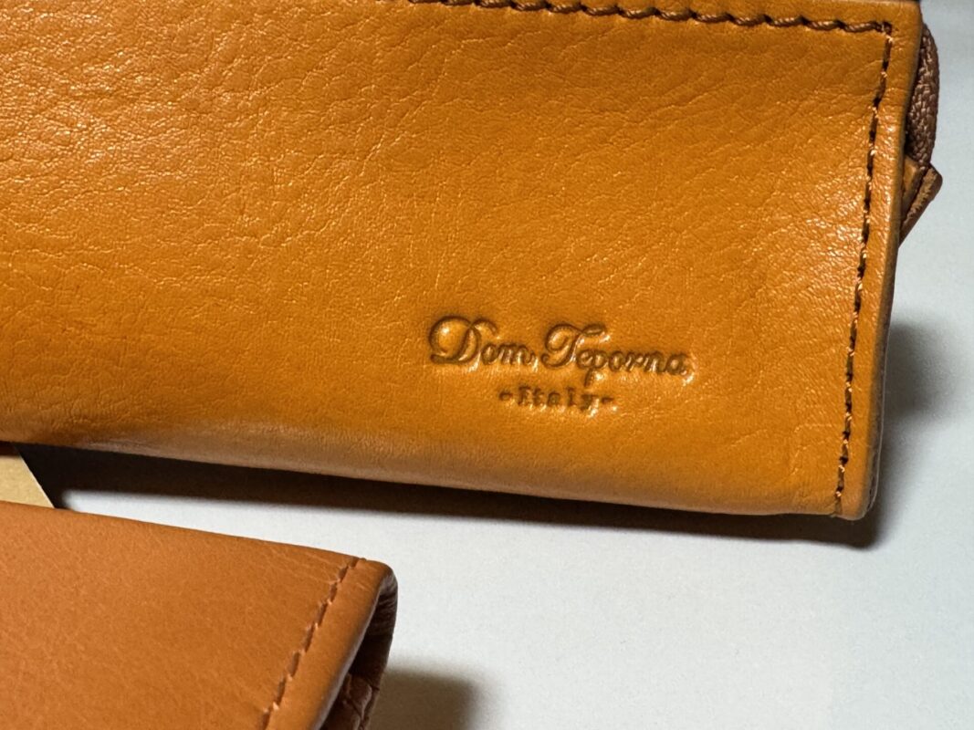 このロゴの刻印と革のツヤ…完全に“ちょっといいもの持ってる風”じゃん🧡