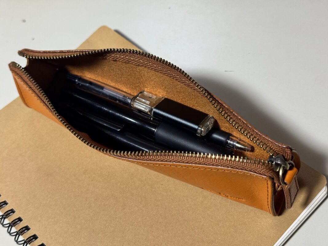 細身に見えるのにペンがちゃんと入る安心感…え、これ見た目詐欺じゃんって思った😂